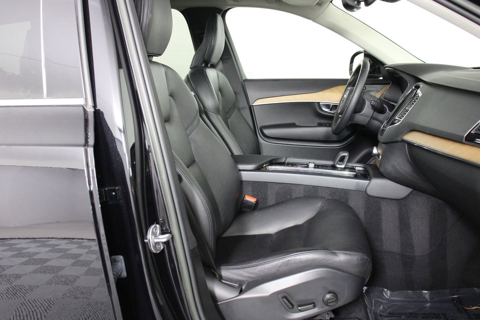 Certified 2023 Volvo XC90 T8 Plus w/ Protection Package Premier image 29