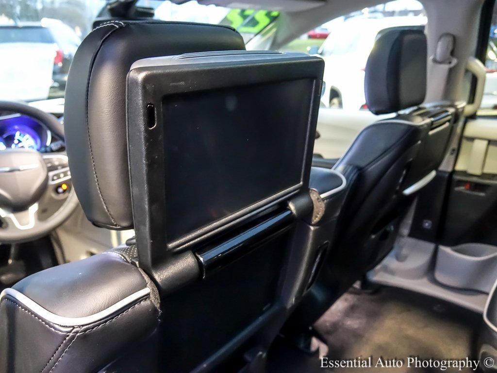 Used 2022 Chrysler Pacifica Limited w/ Uconnect Theater Family Group image 18