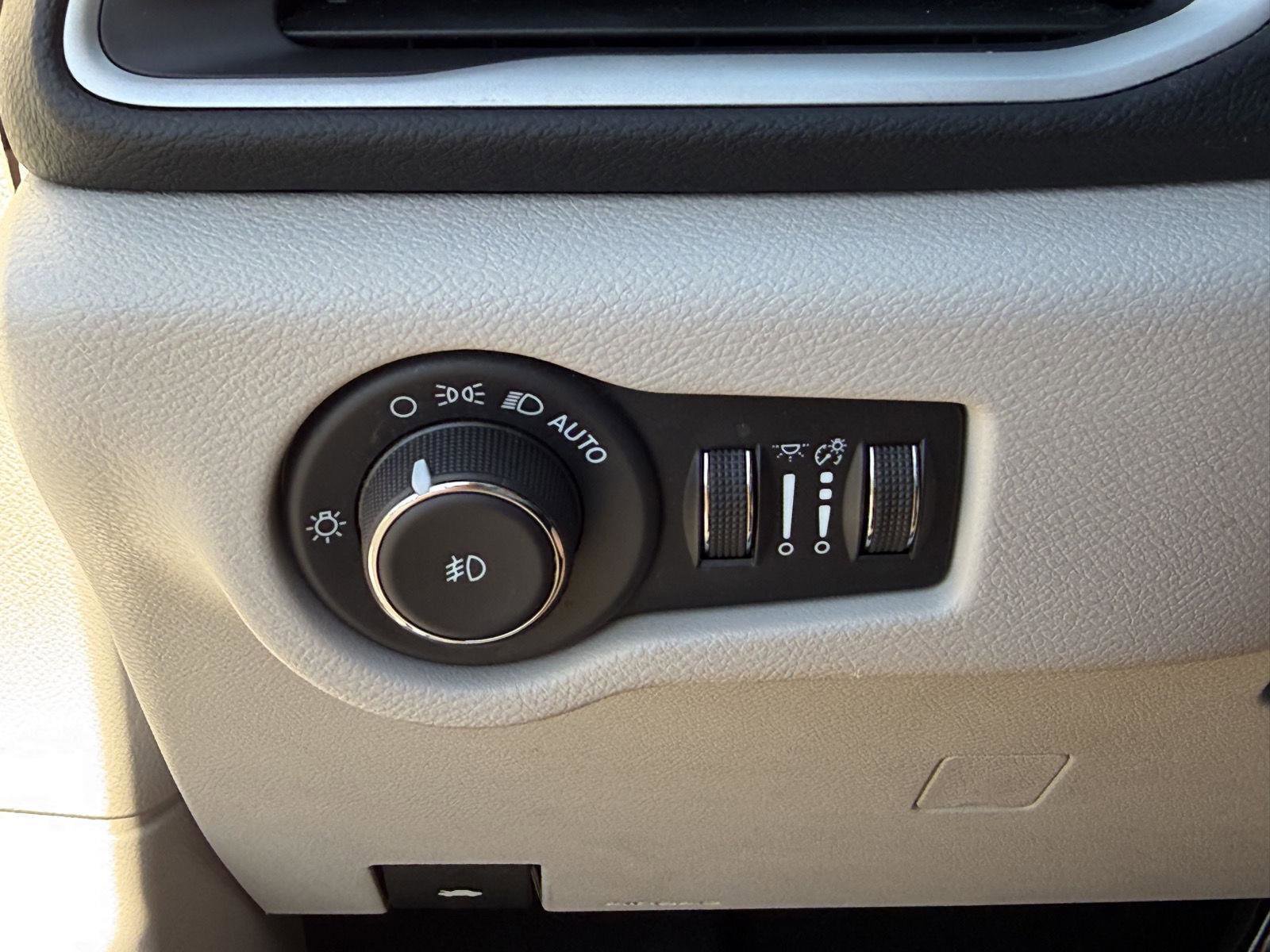 Used 2023 Chrysler Pacifica Touring-L image 17