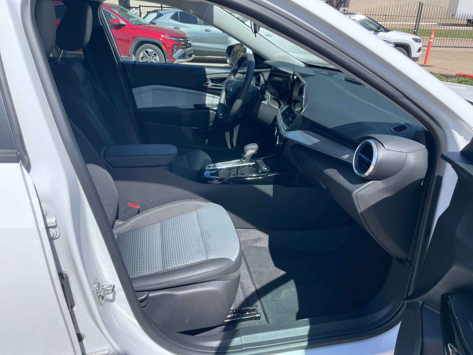 Used 2025 Chevrolet Trax LT image 39