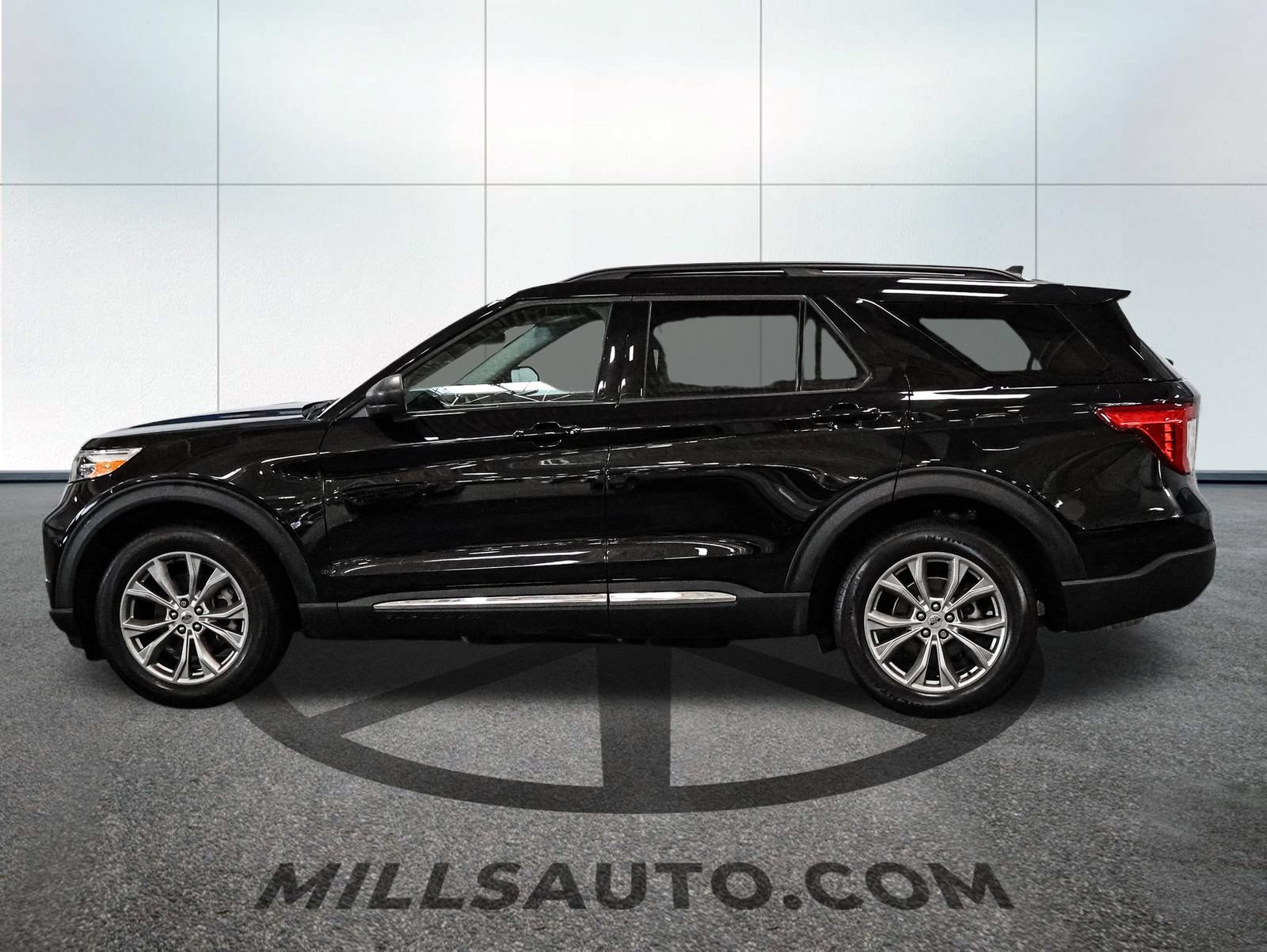 Used 2024 Ford Explorer XLT w/ Equipment Group 202A AWD/4WD image 3
