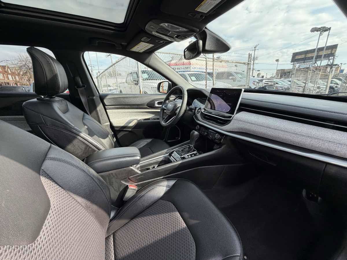 Used 2024 Jeep Compass Latitude w/ Sun and Sound Group image 23