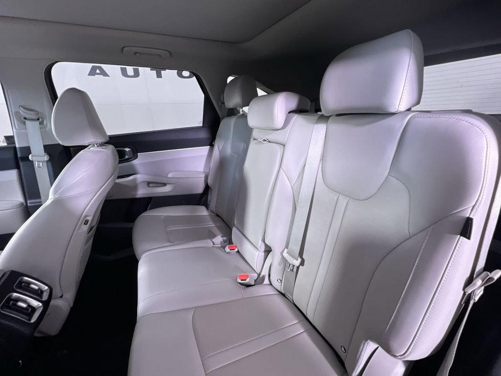 Used 2024 Kia Sorento S w/ Panoramic Sunroof Package image 25