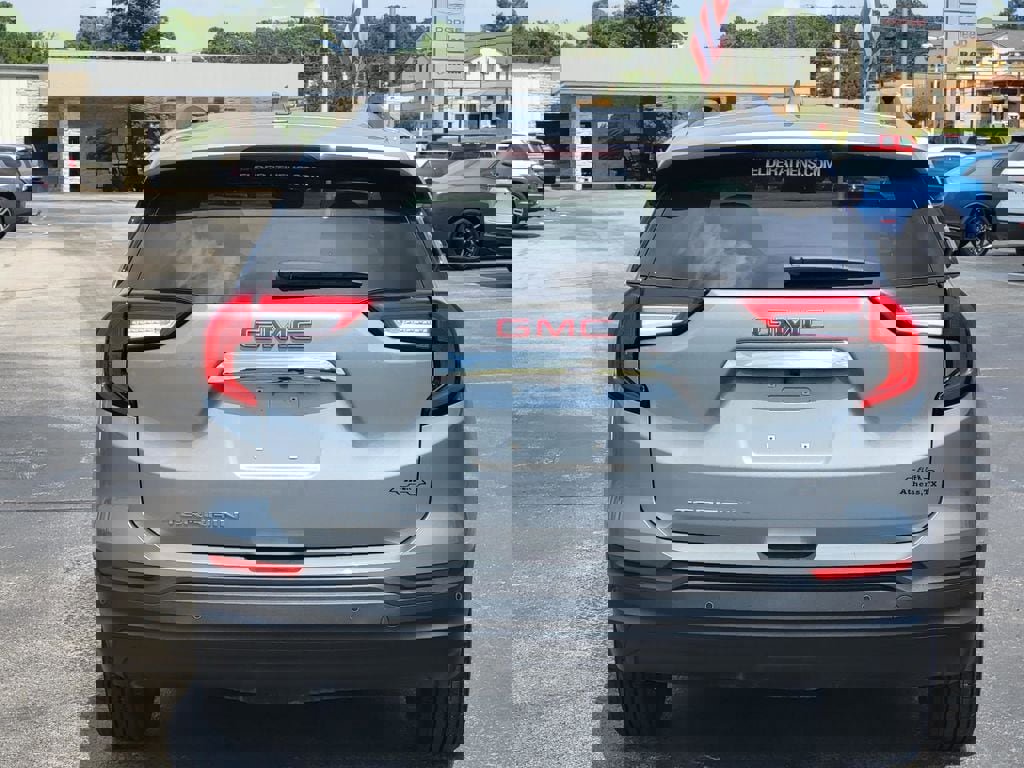 Used 2024 GMC Terrain SLE w/ Driver Convenience Package image 5