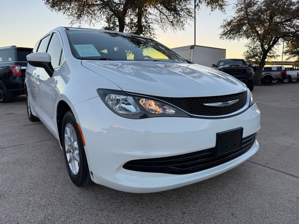 Used 2017 Chrysler Pacifica LX video 1