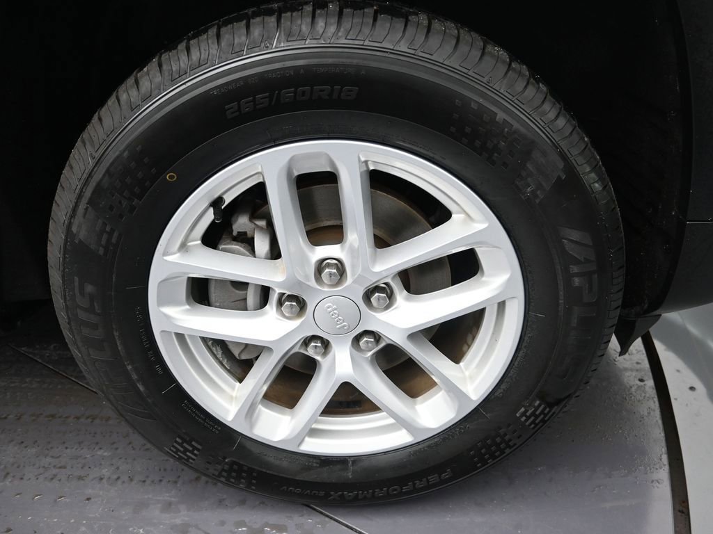 Used 2023 Jeep Grand Cherokee Laredo AWD/4WD image 9