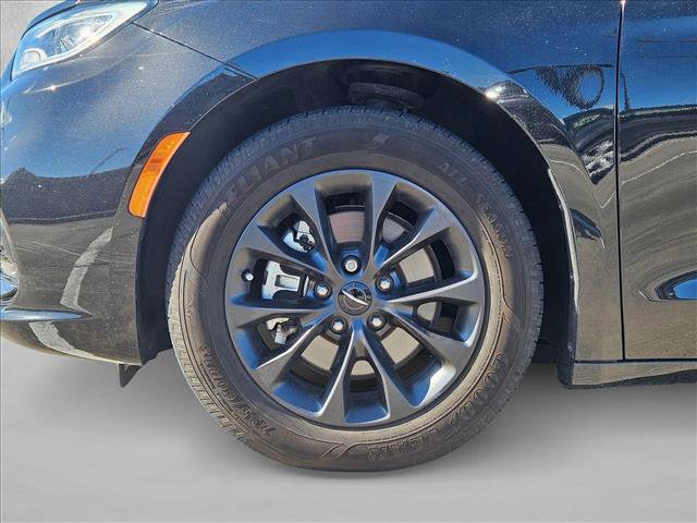 Used 2021 Chrysler Pacifica Touring-L w/ S Appearance Package image 24