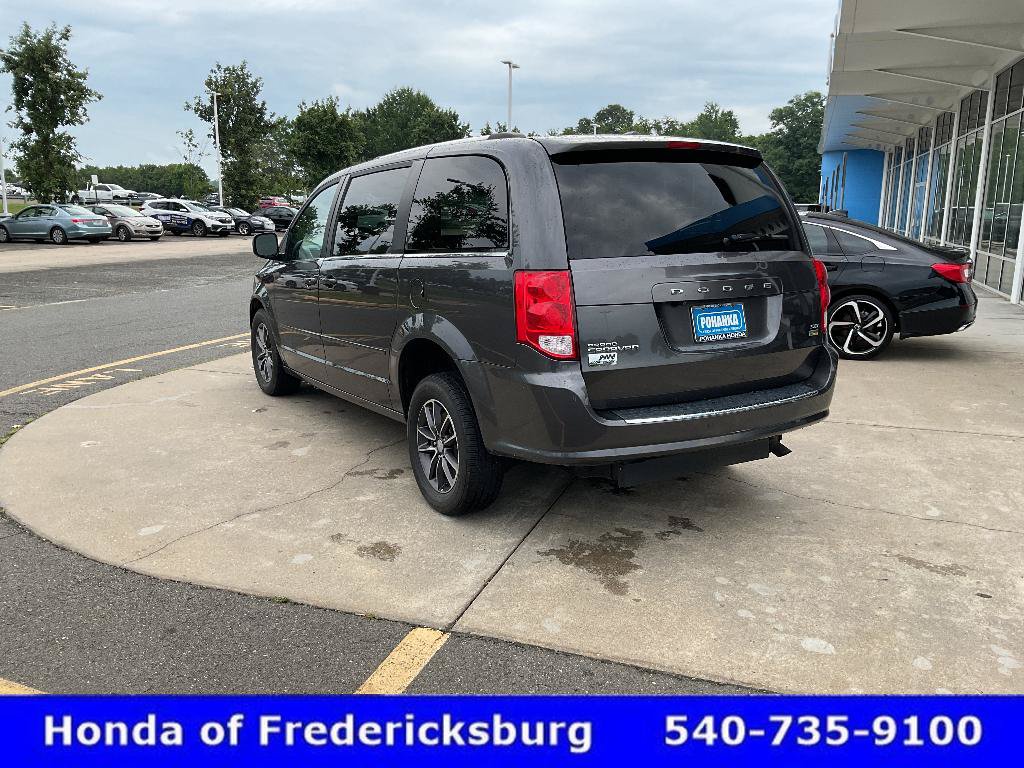 Used 2017 Dodge Grand Caravan SXT FWD image 3
