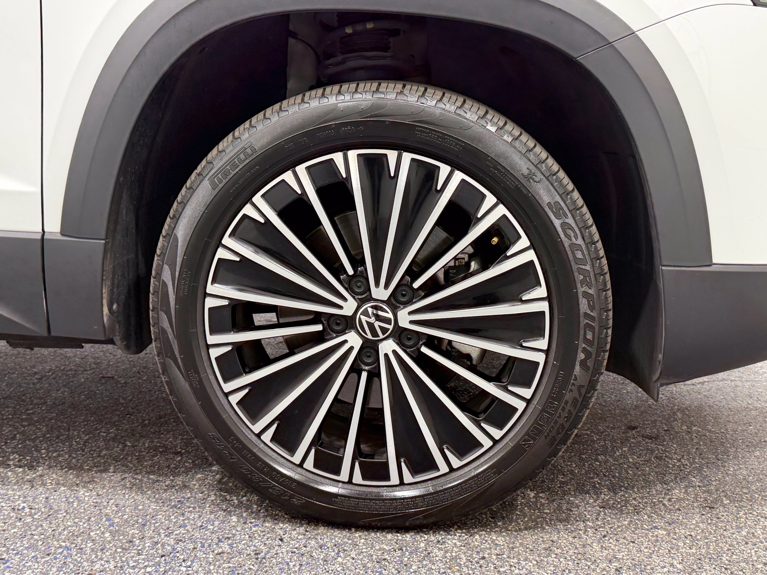 Certified 2025 Volkswagen Taos SE FWD image 14