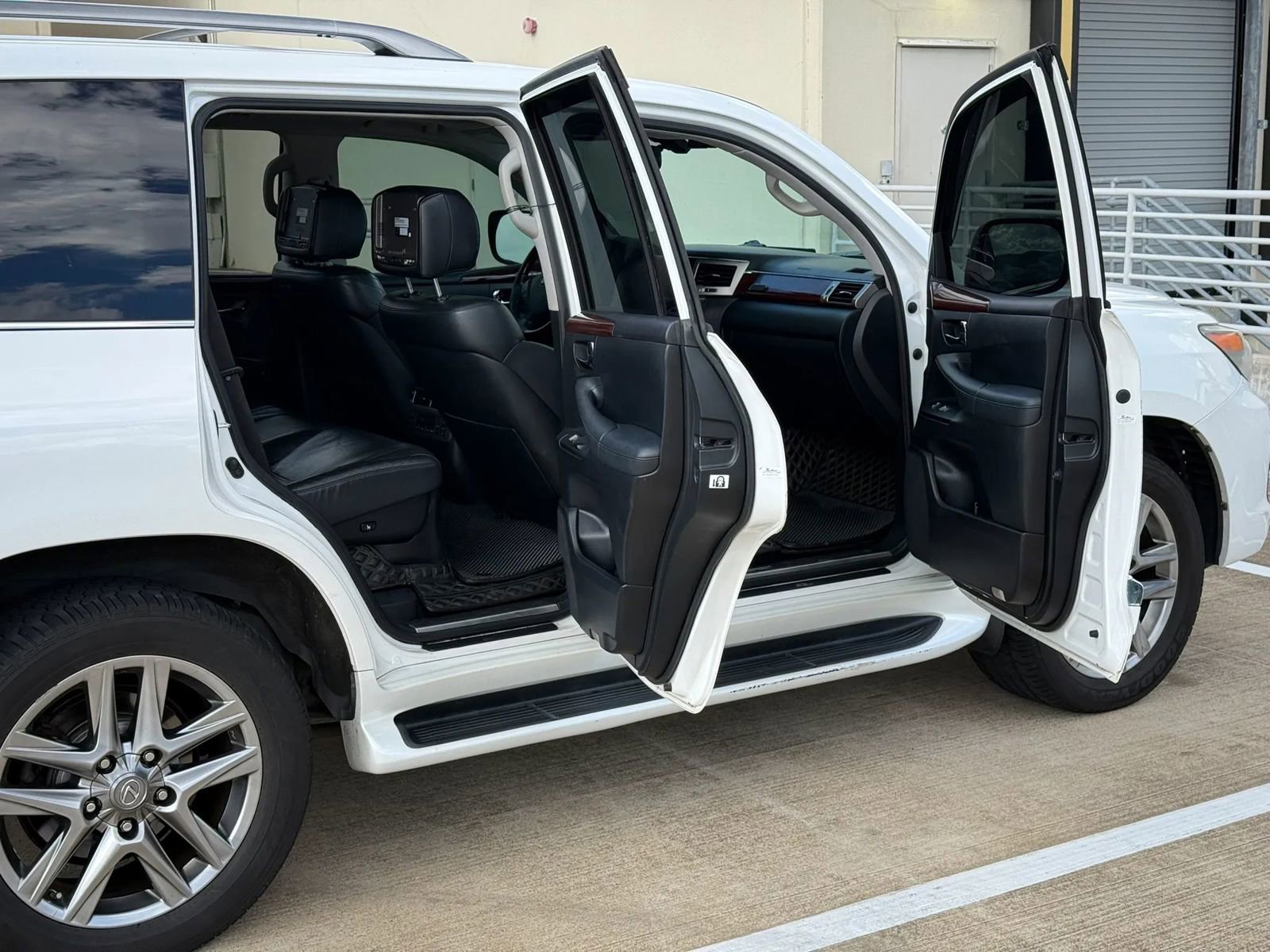 Used 2014 Lexus LX 570 4WD image 20