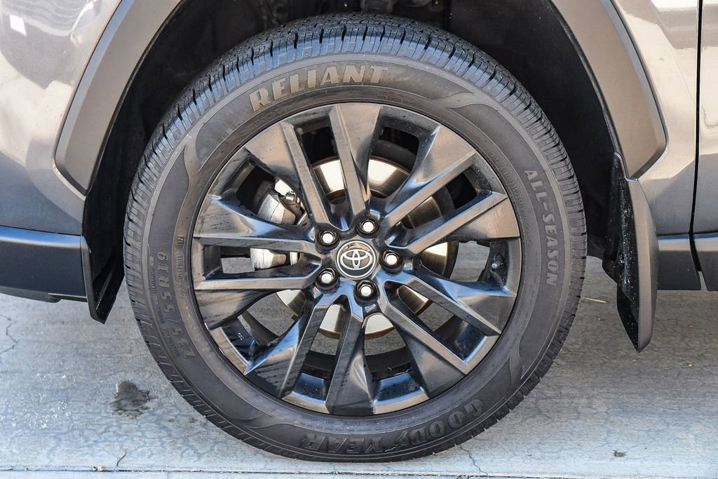 Used 2020 Toyota RAV4 XLE Premium image 11