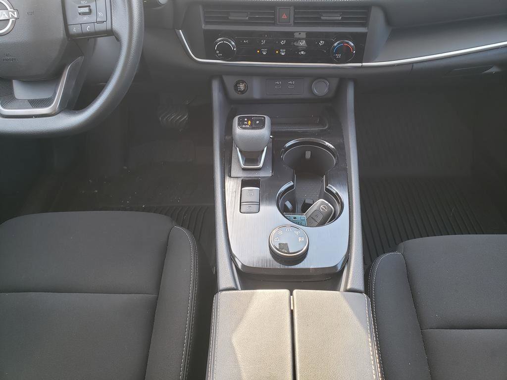 Used 2025 Nissan Rogue S image 19