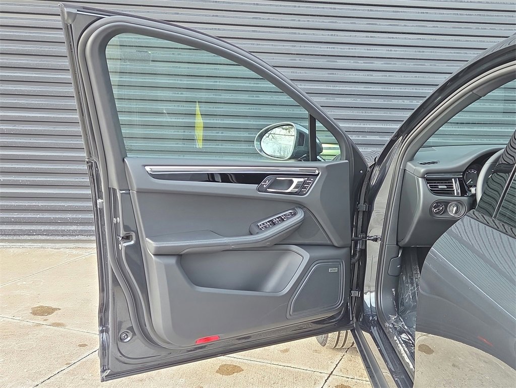 New 2026 Porsche Macan image 6