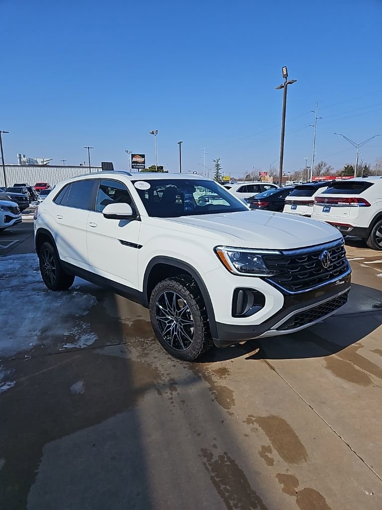 Used 2025 Volkswagen Atlas Cross Sport SE image 3