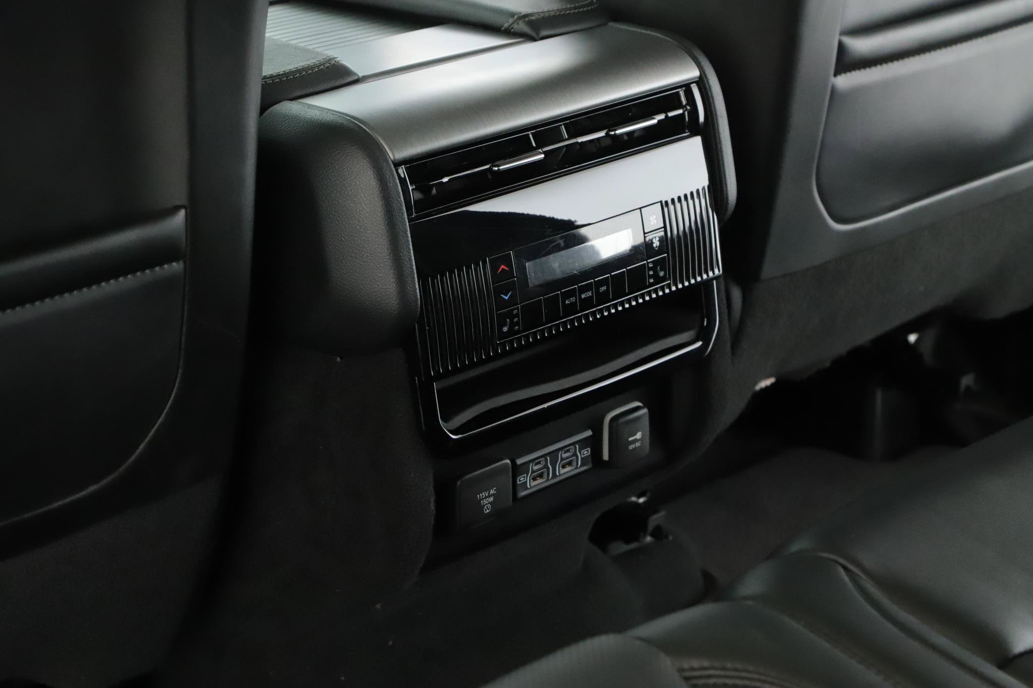 Used 2025 Jeep Wagoneer L Series II w/ Premium Group I AWD/4WD image 8