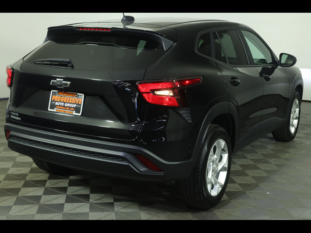 Used 2024 Chevrolet Trax LS w/ LS Convenience Package FWD image 11
