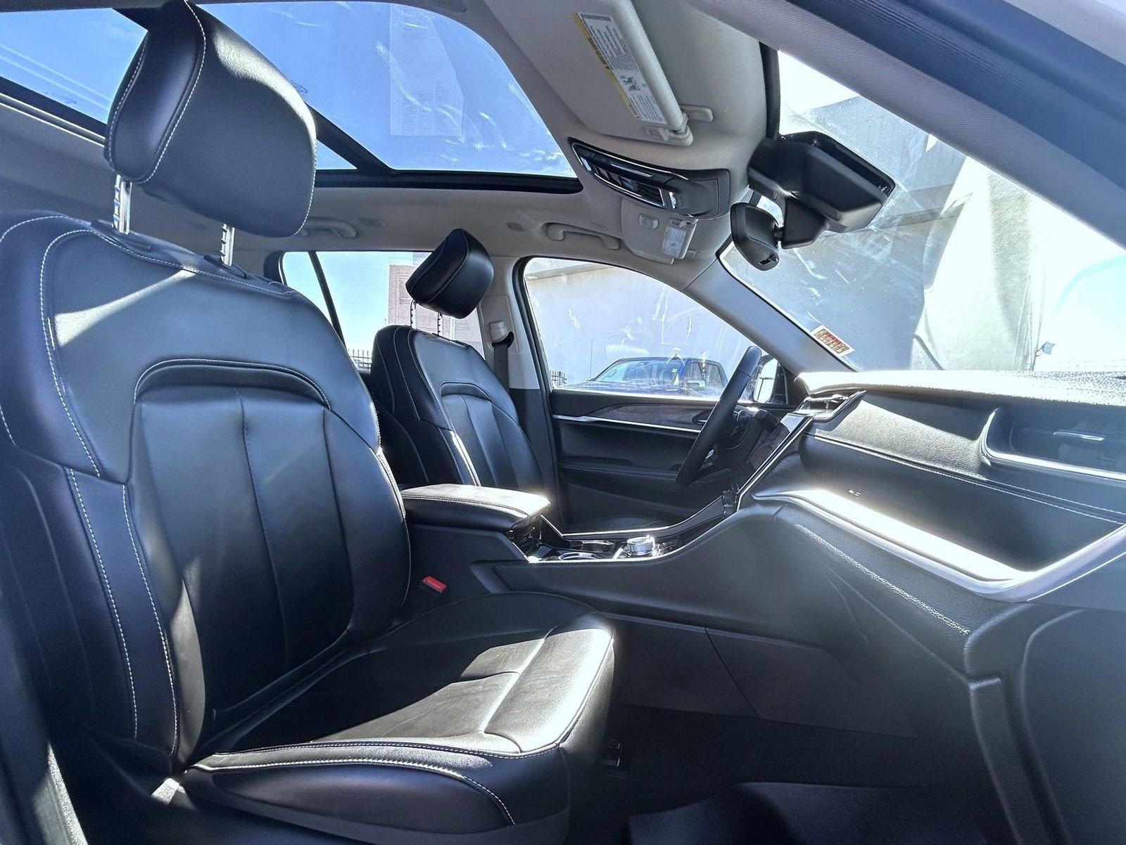 Used 2023 Jeep Grand Cherokee Limited image 16