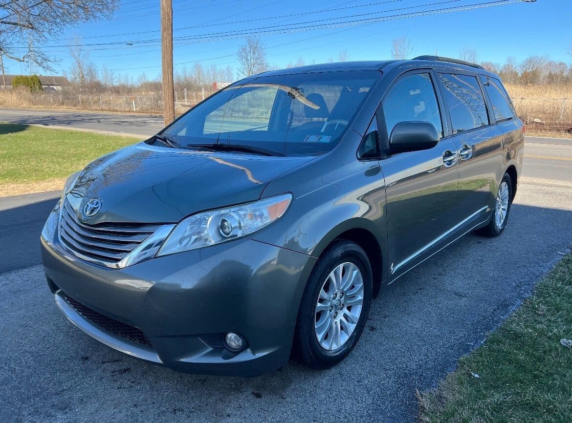 Used 2012 Toyota Sienna XLE w/ Premium Pkg FWD image 4