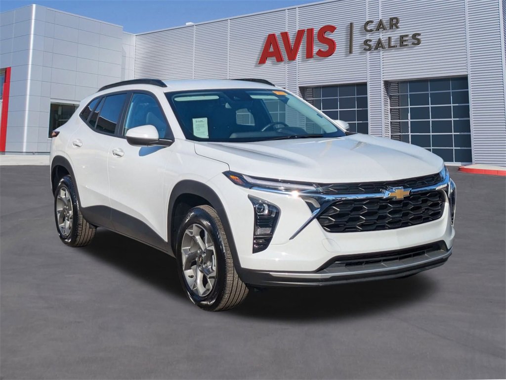 Used 2025 Chevrolet Trax LT w/ LT Convenience Package image 3