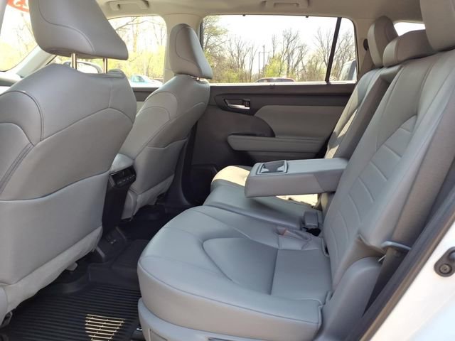 Used 2023 Toyota Highlander XLE AWD/4WD image 14