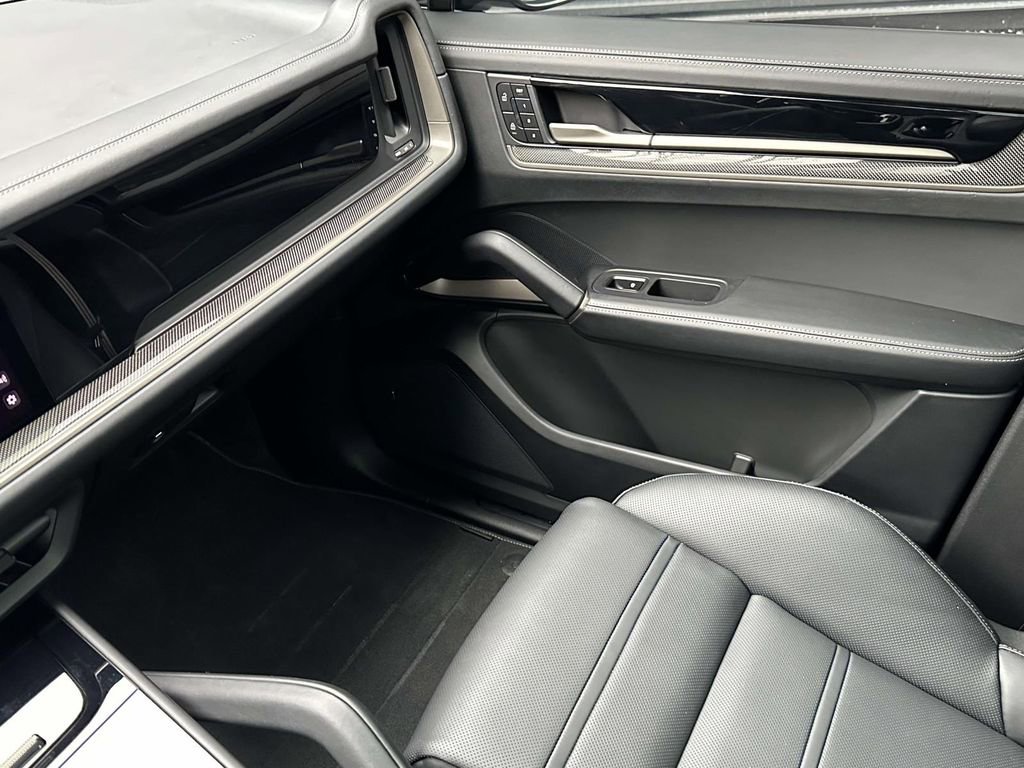 Certified 2025 Porsche Cayenne Turbo image 30