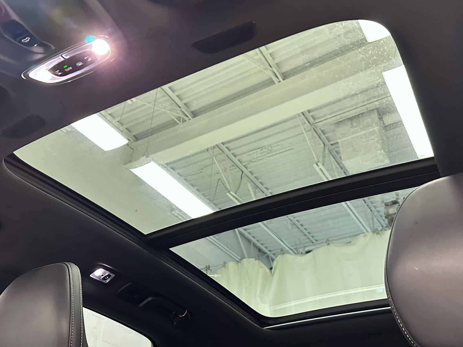 Used 2018 Volvo XC60 T8 R-Design w/ Convenience Package image 39