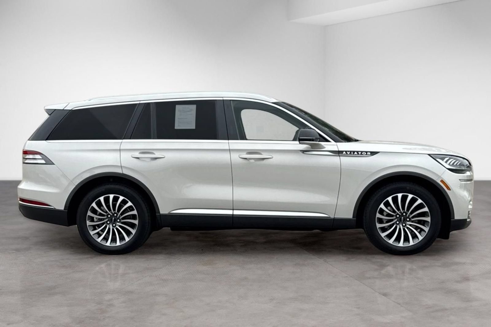 Used 2023 Lincoln Aviator 2WD w/ Premium Package image 7