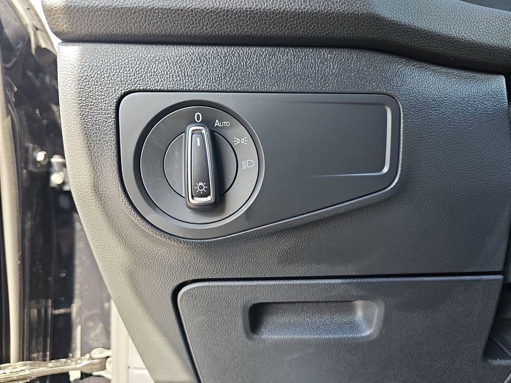 Used 2024 Volkswagen Tiguan SE image 36