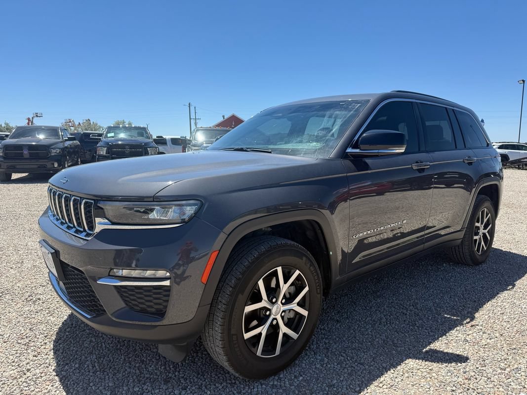 Used 2023 Jeep Grand Cherokee Limited w/ Trailer Tow Prep Group (B) AWD/4WD image 4