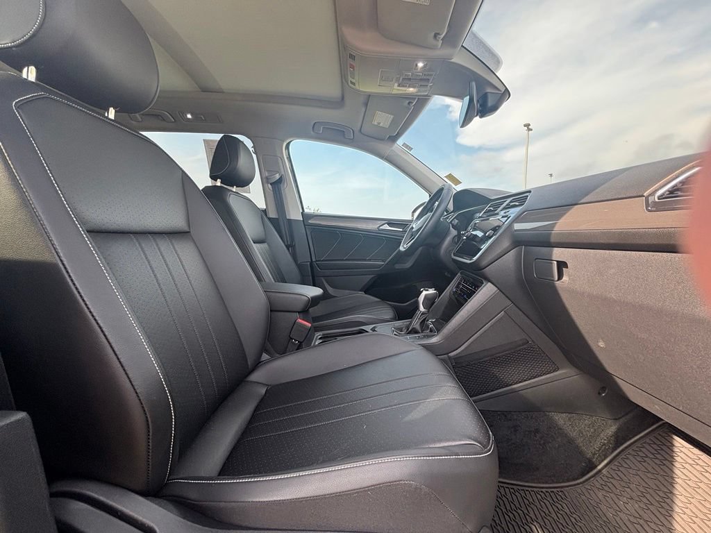 Used 2023 Volkswagen Tiguan SE w/ Panoramic Sunroof Package FWD image 34
