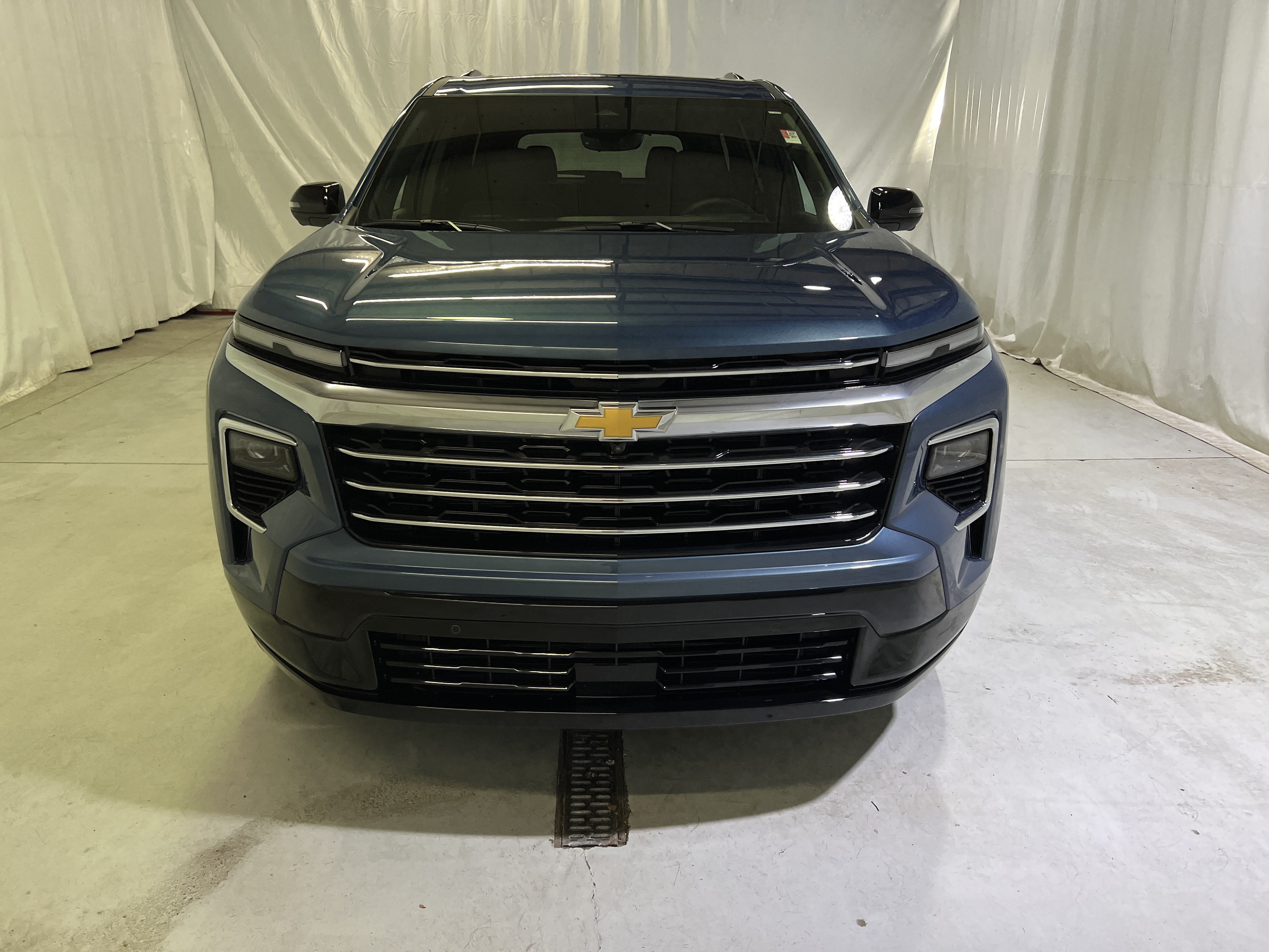 Used 2026 Chevrolet Traverse High Country FWD image 3