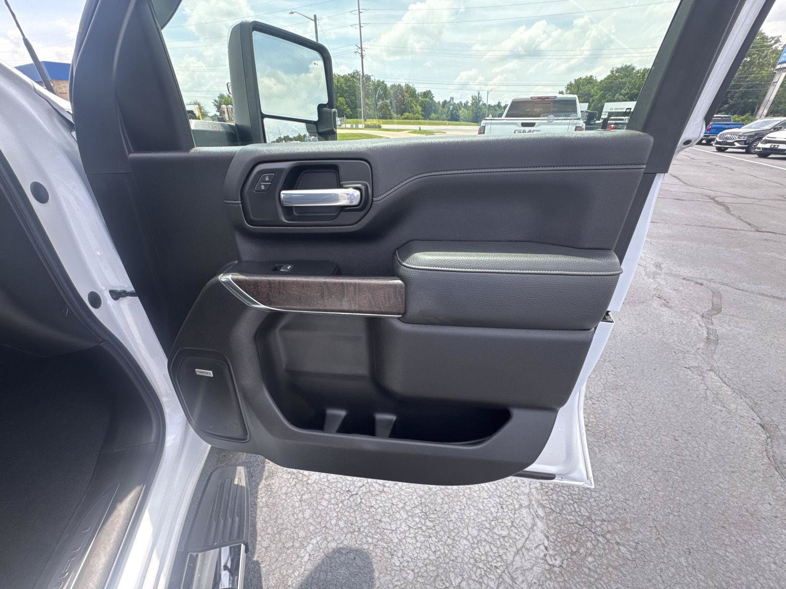 Used 2023 GMC Sierra 3500 Denali w/ Denali Ultimate Package AWD/4WD image 18