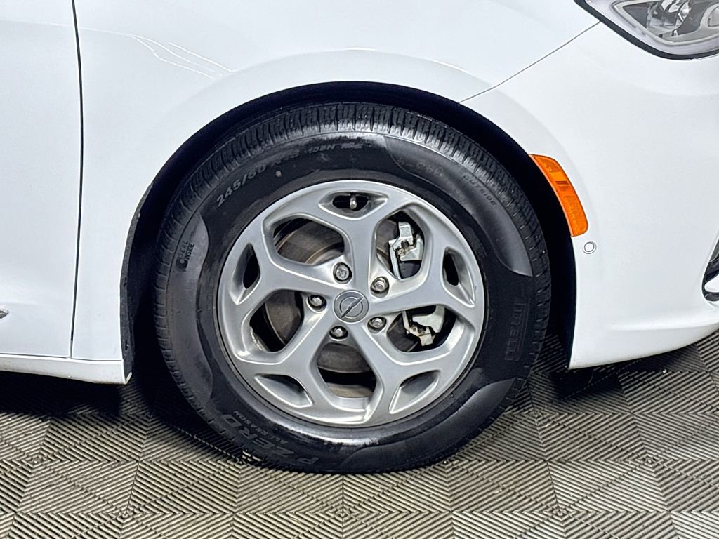 Used 2023 Chrysler Pacifica Limited w/ Uconnect Theater Family Group image 23