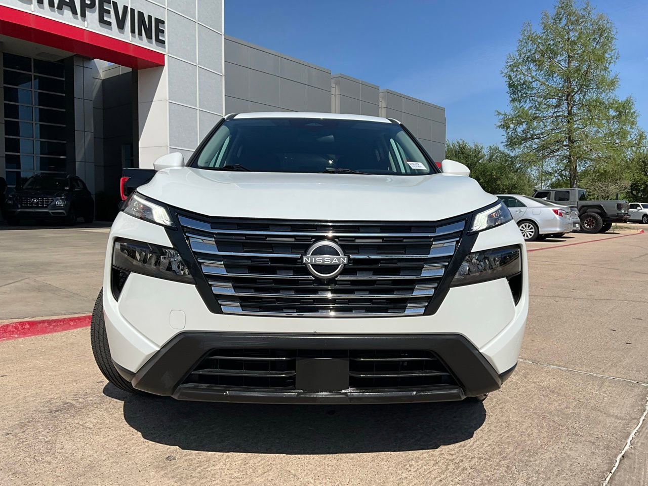 Used 2025 Nissan Rogue SV image 3
