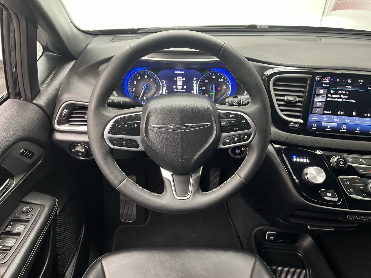 Used 2025 Chrysler Pacifica Select FWD image 14