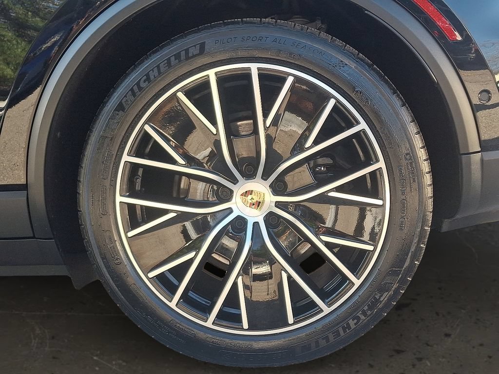 Used 2024 Porsche Macan 4 Electric AWD/4WD image 9