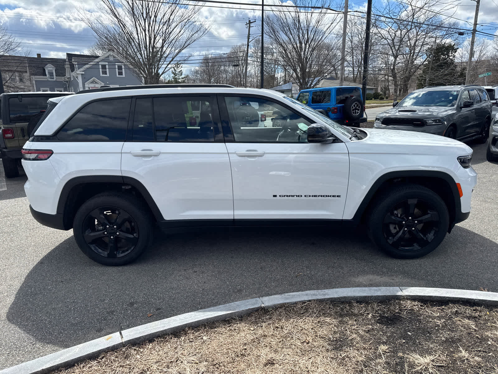 Used 2025 Jeep Grand Cherokee Altitude AWD/4WD image 7