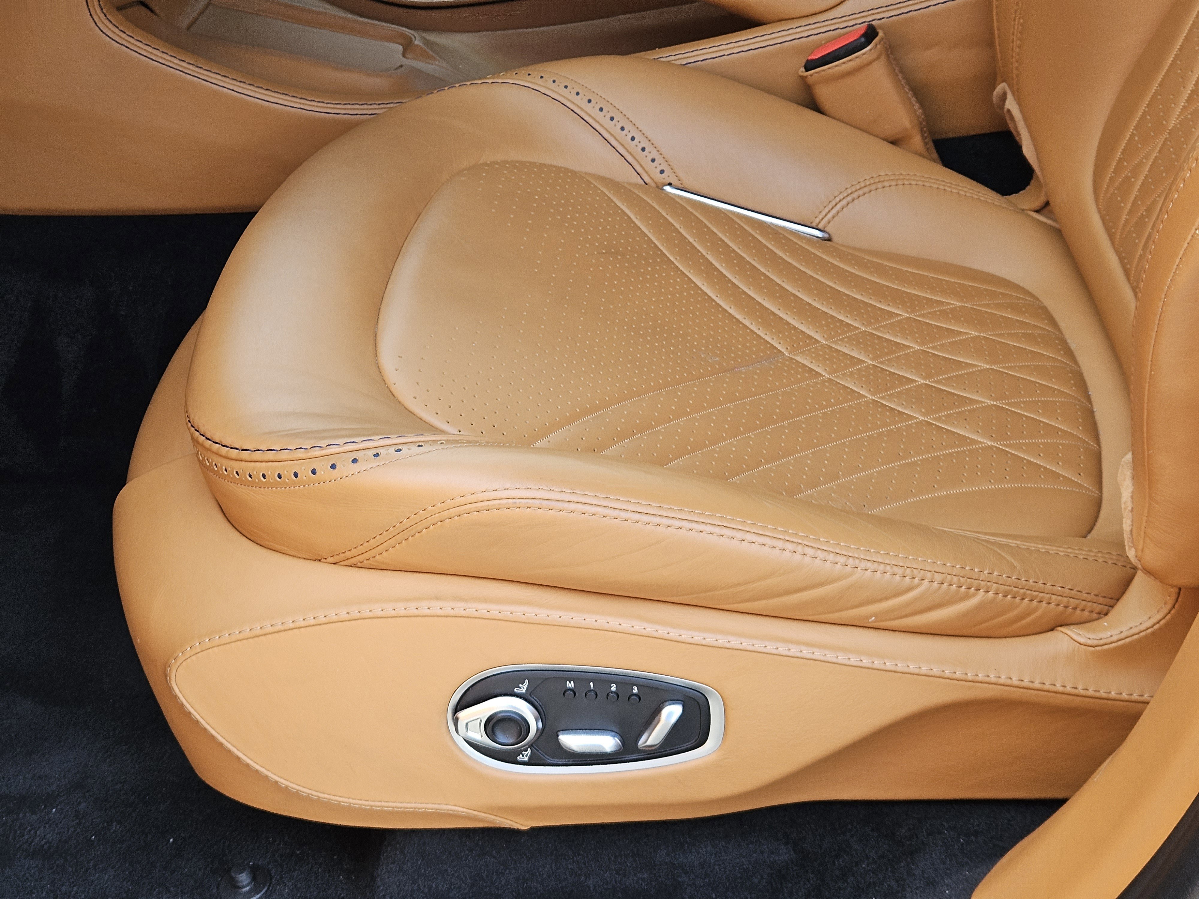 Used 2021 Aston Martin DBX image 25