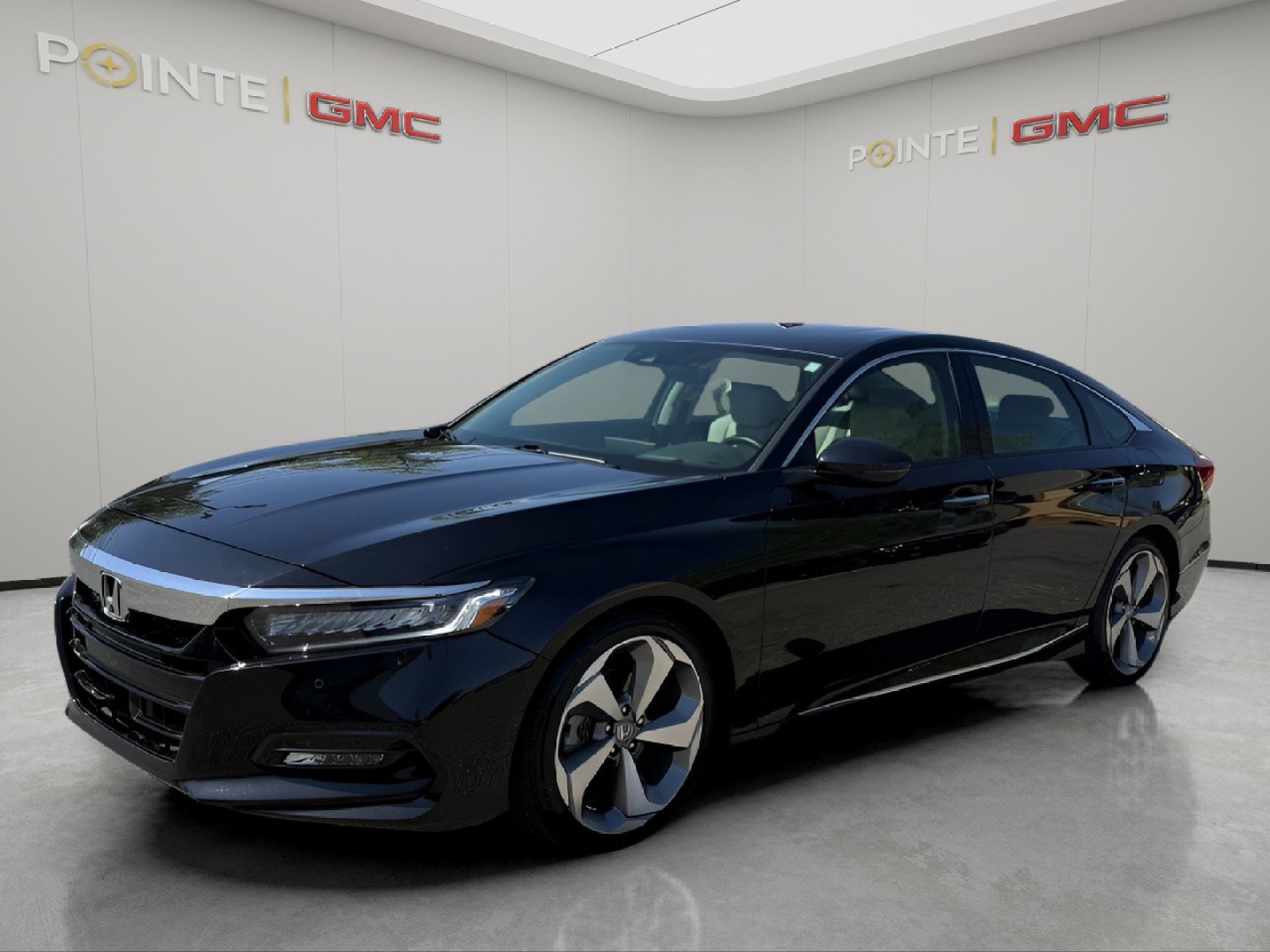 Used 2018 Honda Accord Touring image 2