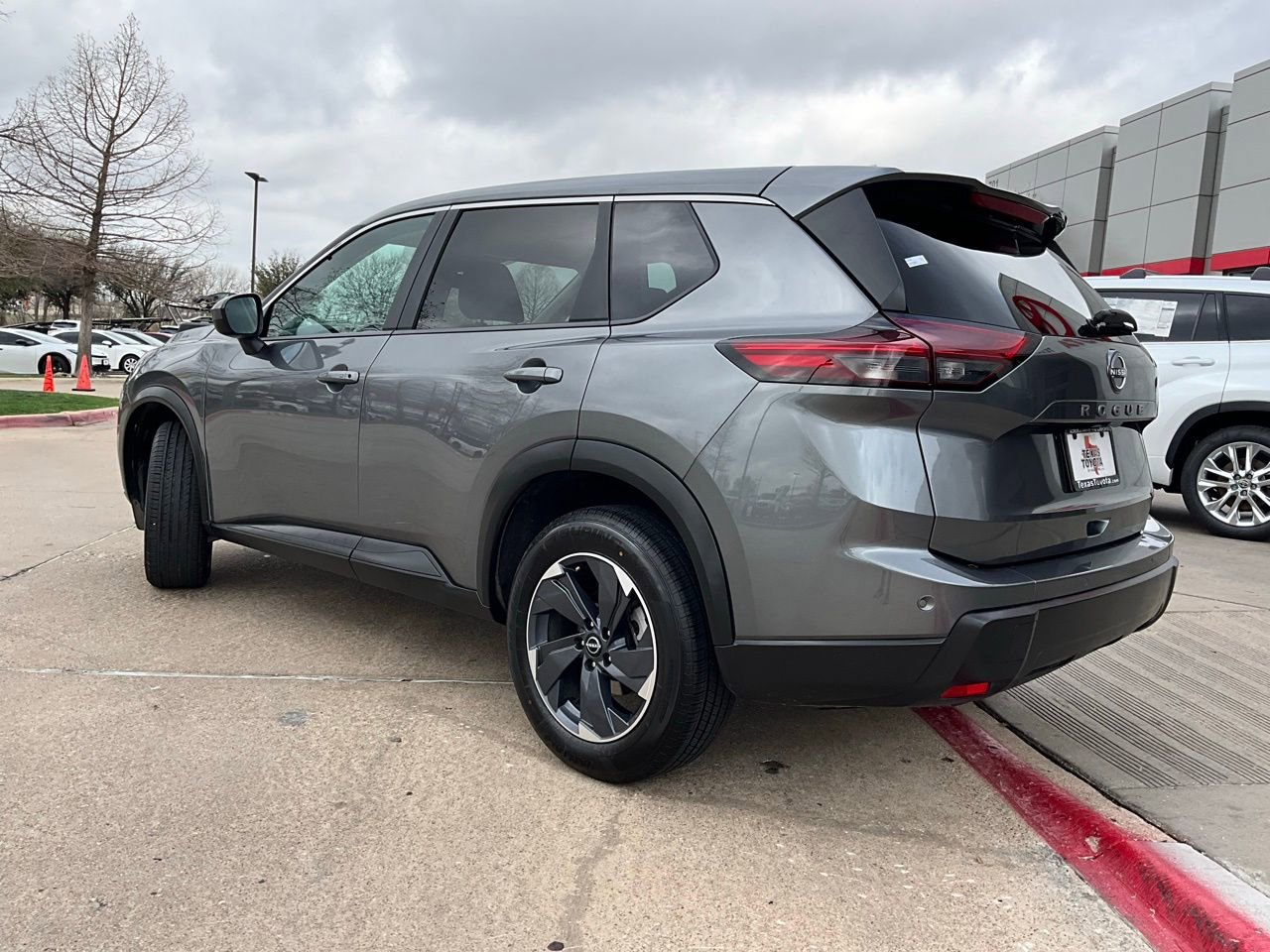 Used 2025 Nissan Rogue SV image 8