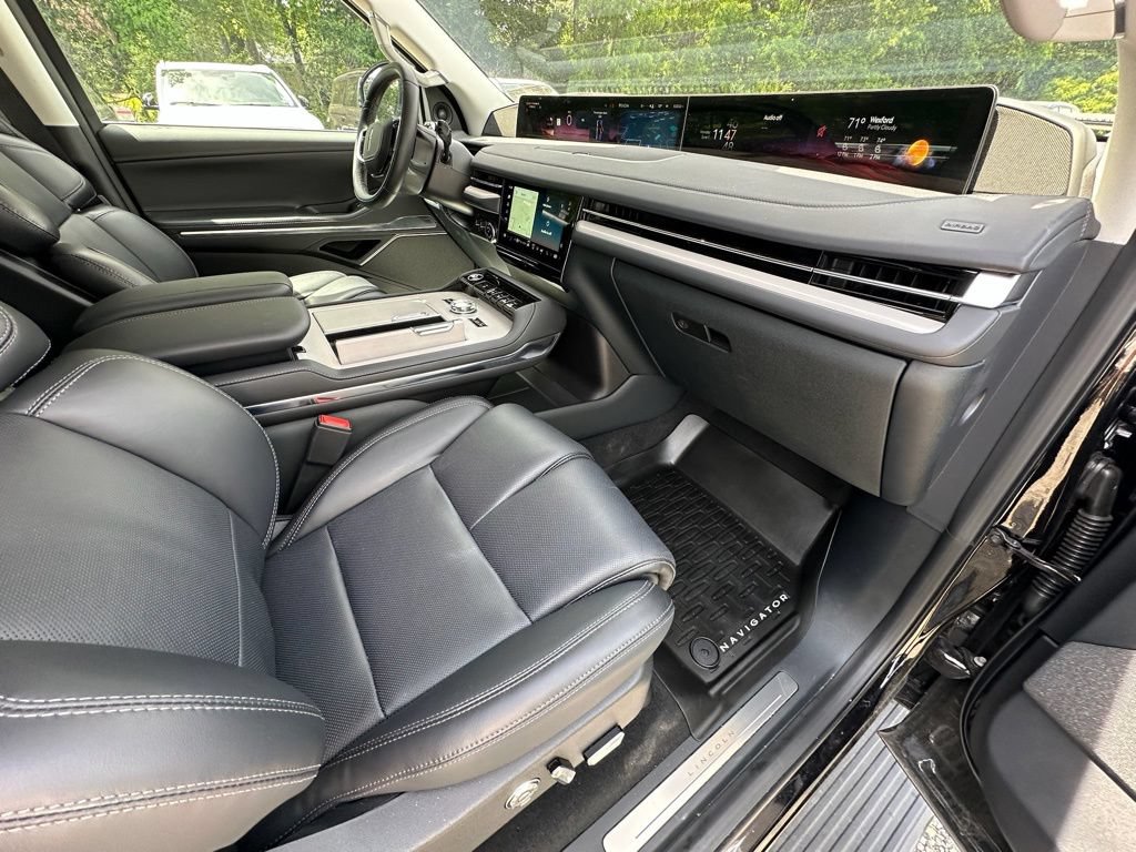 New 2025 Lincoln Navigator Reserve AWD/4WD image 22