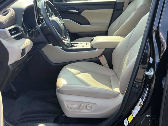 Used 2022 Toyota Highlander XLE FWD image 13
