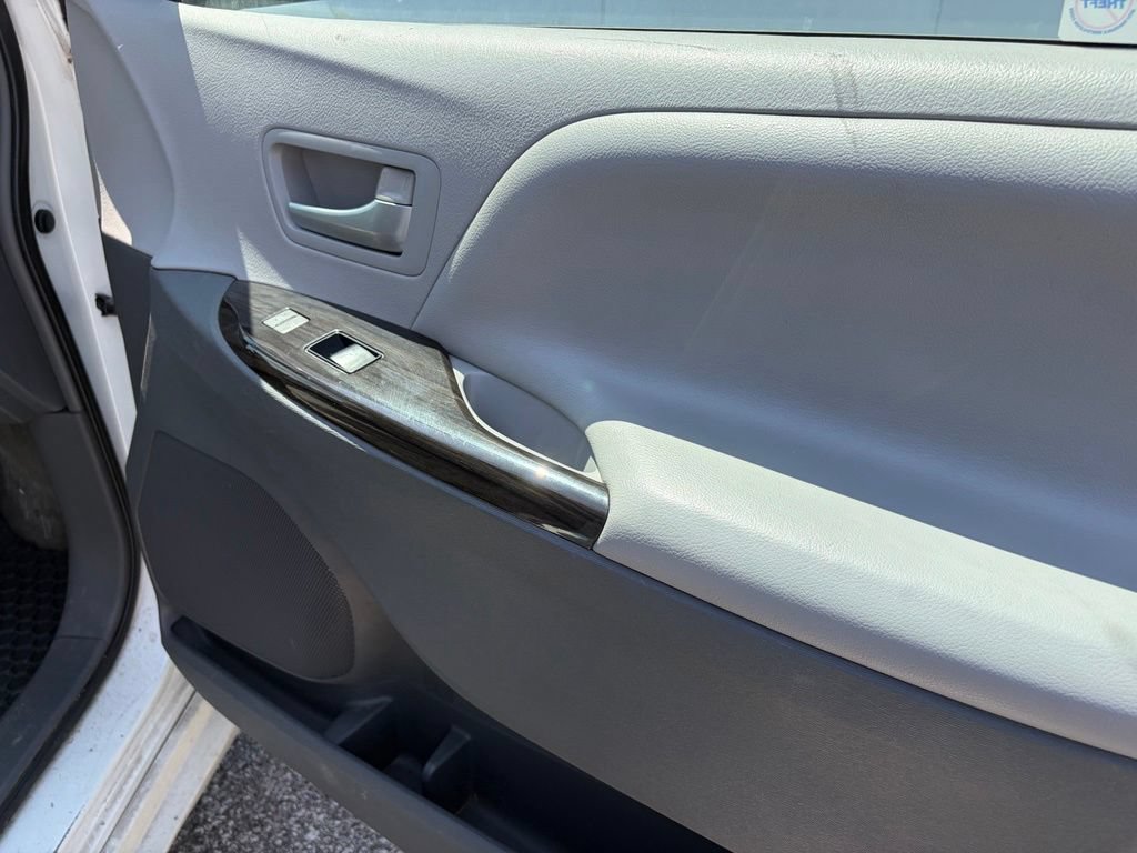 Used 2015 Toyota Sienna XLE w/ XLE Navigation Package FWD image 29