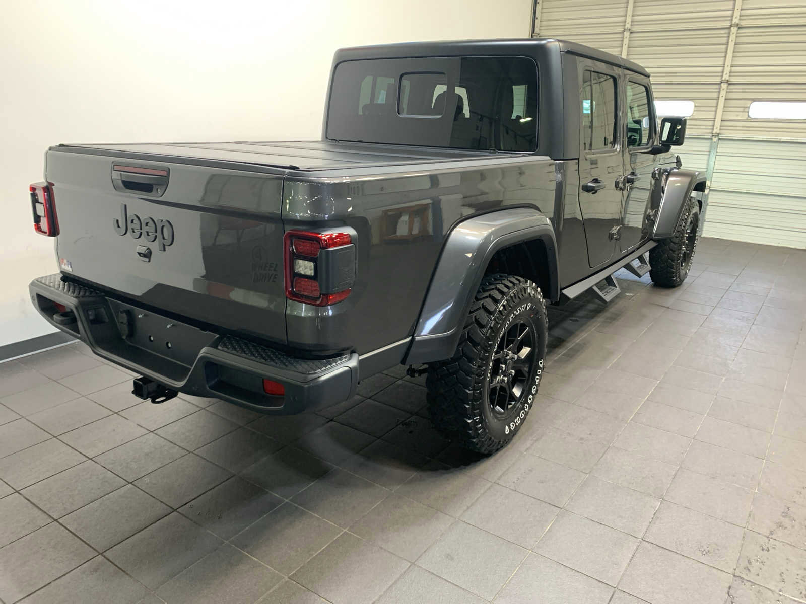 Used 2025 Jeep Gladiator Sport AWD/4WD image 3