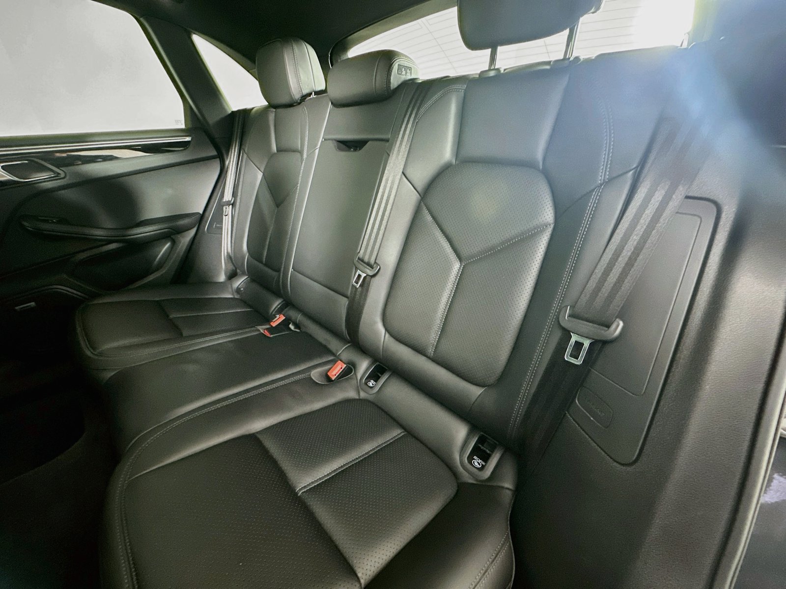 Certified 2022 Porsche Macan AWD/4WD image 37