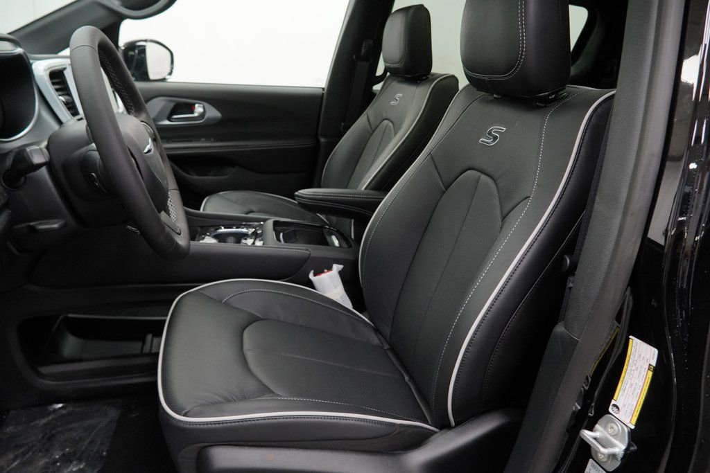 New 2026 Chrysler Pacifica Limited w/ S Appearance Package image 16