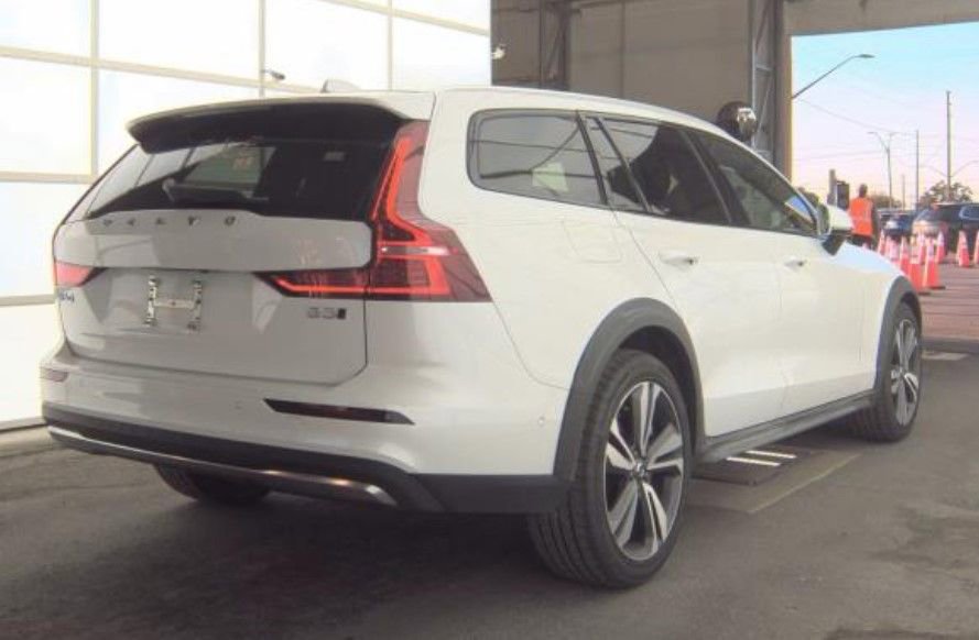 Used 2025 Volvo V60 B5 Cross Country Plus AWD/4WD image 3