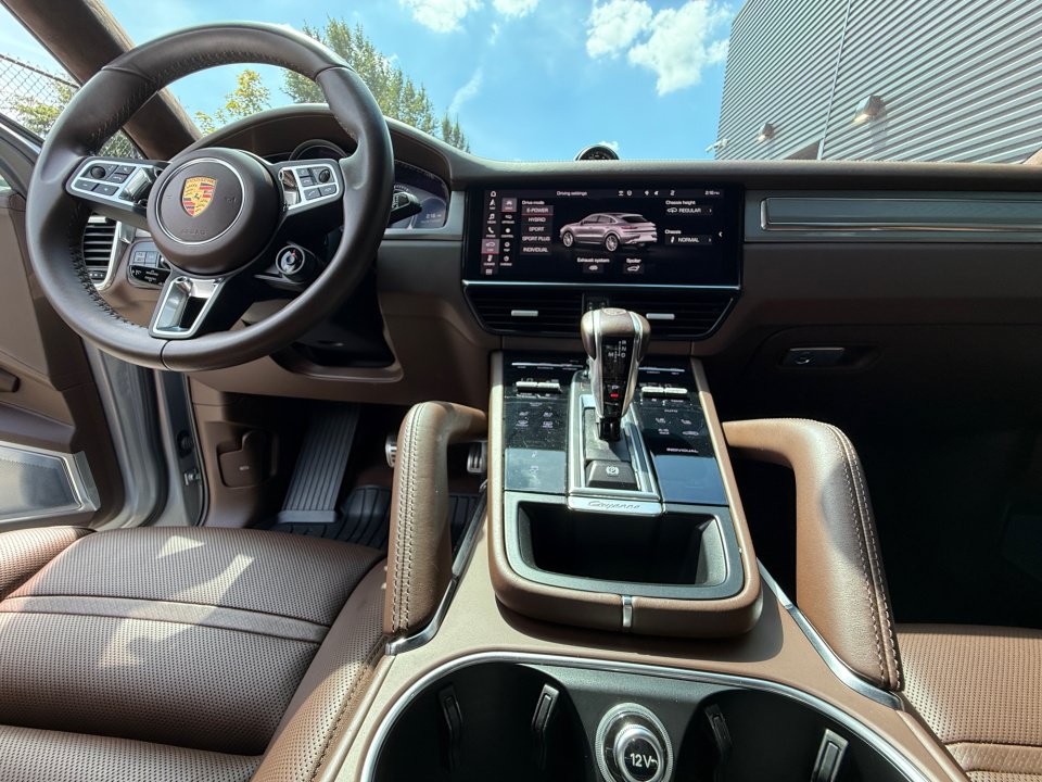 Certified 2020 Porsche Cayenne Turbo S AWD/4WD image 16