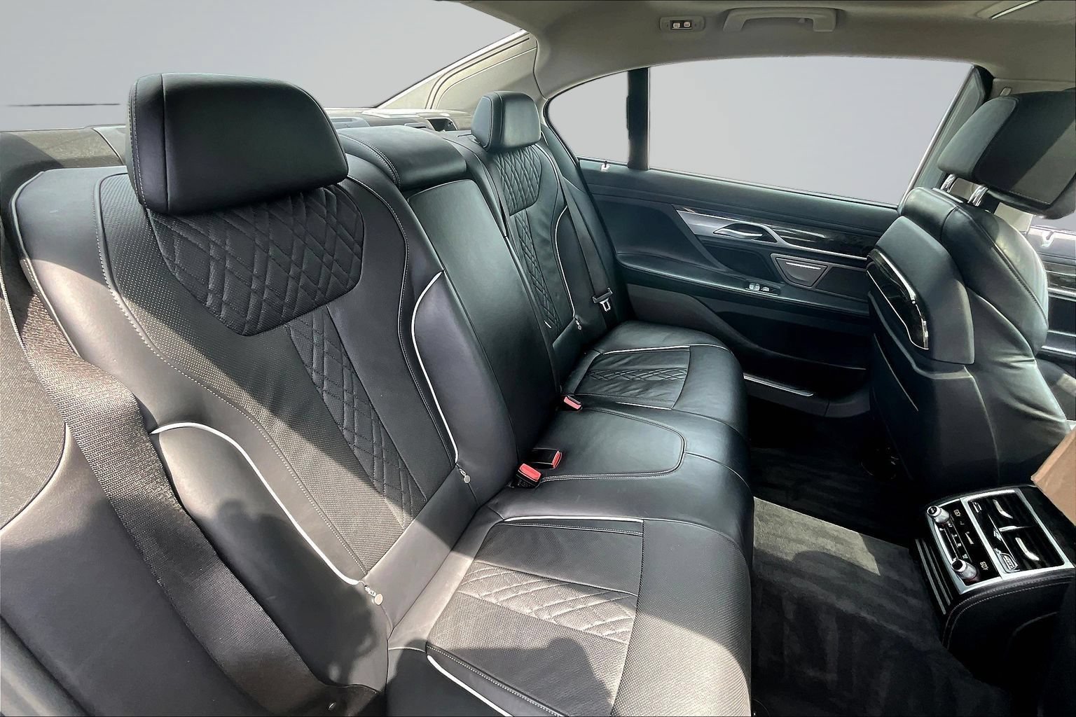 Used 2022 BMW 740i RWD image 22