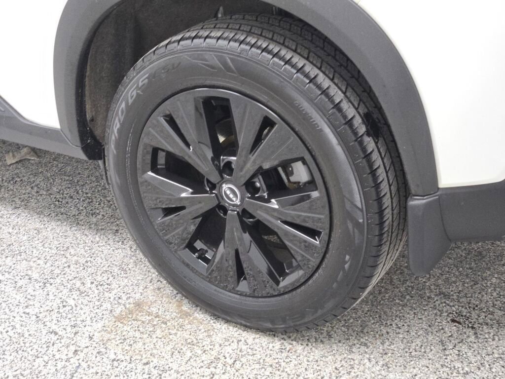 Used 2023 Nissan Rogue SV image 17